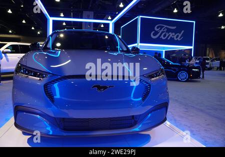 Filadelfia, Pennsylvania, Stati Uniti - 14 gennaio 2024 - il colore argento del SUV Crossover All-Electric Ford Mustang Mach-e GT del 2024 Foto Stock