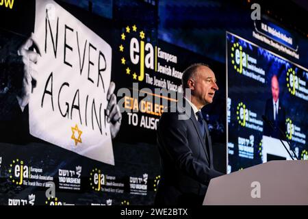 Cracovia, Polonia. 22 gennaio 2024. Wojciech Kolarski, Ministro Presidenziale, Cancelleria del Presidente della Polonia, parla al pubblico del simposio dell'Associazione ebraica europea presso il Centro Congressi dell'Hotel Hilton a Cracovia in vista del 79° anniversario della liberazione di Auschwitz. Il simposio si concentra sull'aumento dell'antisemitismo in Europa dopo il brutale attacco del 7 ottobre 2023 contro Israele e la reazione militare indiscriminata di Israele contro i palestinesi. Credito: SOPA Images Limited/Alamy Live News Foto Stock