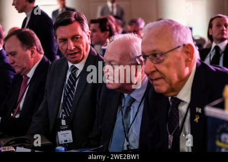 Cracovia, Polonia. 22 gennaio 2024. Manuel Angel Moratinos, Sottosegretario generale delle Nazioni Unite, alto Rappresentante dell'UNAOC (terza sinistra) e Reuven Rivlin, decimo Presidente dello Stato di Israele, (prima a destra) partecipano al simposio dell'Associazione ebraica europea nel Centro Congressi dell'Hilton Hotel di Cracovia in vista del 79° anniversario della liberazione di Auschwitz. Il simposio si concentra sull'aumento dell'antisemitismo in Europa dopo il brutale attacco del 7 ottobre 2023 contro Israele e la reazione militare indiscriminata di Israele contro i palestinesi. Credito: SOPA Images Limited/Alamy Live News Foto Stock