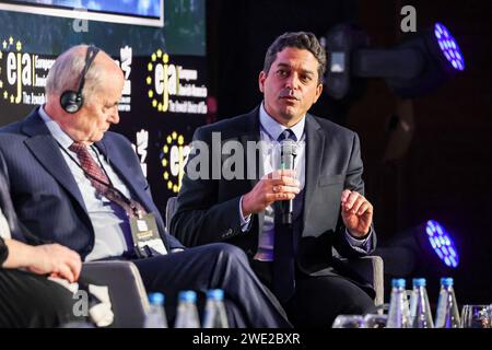 Cracovia, Polonia. 22 gennaio 2024. (L-R) Jan Carnogursky, ex primo Ministro della Slovacchia, e Amichai Chikli, Ministro degli affari della Diaspora e lotta contro l'antisemitismo dello Stato di Israele, partecipano a una discussione con il pubblico del simposio dell'Associazione ebraica europea presso il Centro Congressi dell'hotel Hilton a Cracovia in vista del 79° anniversario della liberazione di Auschwitz. Il simposio si concentra sull'aumento dell'antisemitismo in Europa dopo il brutale attacco del 7 ottobre 2023 contro Israele e la reazione militare indiscriminata di Israele contro i palestinesi. Credito: SOPA Images Limited/Alamy Live News Foto Stock