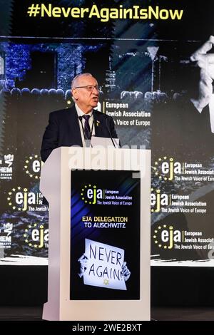 Cracovia, Polonia. 22 gennaio 2024. Reuven Rivlin, decimo Presidente dello Stato di Israele, parla durante il simposio dell'Associazione ebraica europea nel Centro Congressi dell'Hilton Hotel a Cracovia in vista del 79° anniversario della liberazione di Auschwitz. Il simposio si concentra sull'aumento dell'antisemitismo in Europa dopo il brutale attacco del 7 ottobre 2023 contro Israele e la reazione militare indiscriminata di Israele contro i palestinesi. Credito: SOPA Images Limited/Alamy Live News Foto Stock