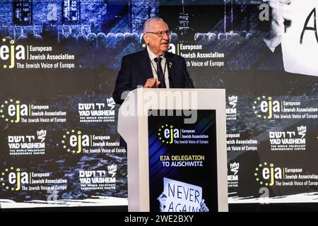 Cracovia, Polonia. 22 gennaio 2024. Reuven Rivlin, decimo Presidente dello Stato di Israele, parla durante il simposio dell'Associazione ebraica europea nel Centro Congressi dell'Hilton Hotel a Cracovia in vista del 79° anniversario della liberazione di Auschwitz. Il simposio si concentra sull'aumento dell'antisemitismo in Europa dopo il brutale attacco del 7 ottobre 2023 contro Israele e la reazione militare indiscriminata di Israele contro i palestinesi. Credito: SOPA Images Limited/Alamy Live News Foto Stock