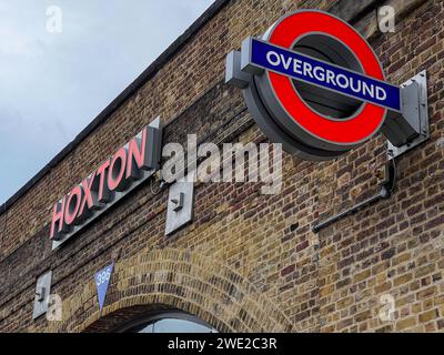 Londra, Regno Unito - 30 agosto 2022: Segnale Overground per London Transit a Hoxton, Regno Unito. Foto Stock