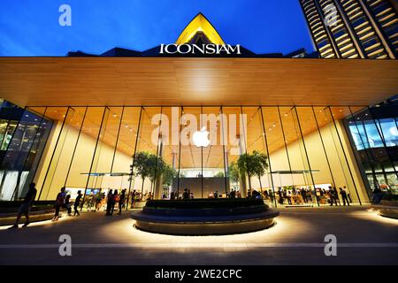 BANGKOK, THAILANDIA - 25 settembre 2023 Vista di fronte al negozio Apple Store all'iconsiam, il nuovo centro commerciale a Bangkok, Thailandia Foto Stock