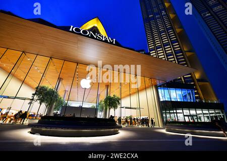BANGKOK, THAILANDIA - 25 settembre 2023 Vista di fronte al negozio Apple Store all'iconsiam, il nuovo centro commerciale a Bangkok, Thailandia Foto Stock