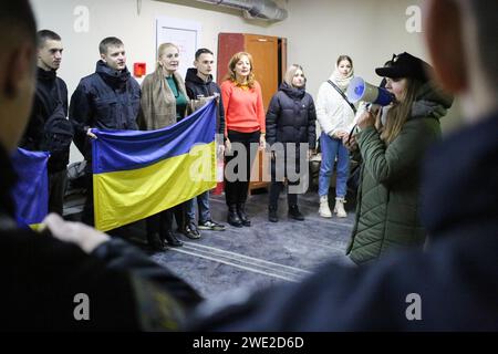 Natalia Mikhailenko (con megafono) direttrice del Centro regionale di istruzione Patriottica di Odesa parla agli studenti dell'Università statale degli affari interni di Odesa in un rifugio antiaereo durante un raid aereo nel giorno dell'unità dell'Ucraina in via Kanatnaya. Gli eventi all'aperto programmati in onore del giorno dell'unità dell'Ucraina sono stati spostati in un rifugio antiaereo a causa di un allarme antiaereo.la legge sull'unificazione è stato un accordo firmato il 22 gennaio 1919, dalla Repubblica Popolare Ucraina e dalla Repubblica Popolare Ucraina Occidentale in Piazza Santa Sofia a Kiev. Dal 1999 il giorno dell'unità dell'Ucraina, celebrato ogni y Foto Stock