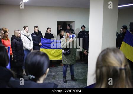 Natalia Mikhailenko (con megafono) direttrice del Centro regionale di istruzione Patriottica di Odesa parla agli studenti dell'Università statale degli affari interni di Odesa in un rifugio antiaereo durante un raid aereo nel giorno dell'unità dell'Ucraina in via Kanatnaya. Gli eventi all'aperto programmati in onore del giorno dell'unità dell'Ucraina sono stati spostati in un rifugio antiaereo a causa di un allarme antiaereo.la legge sull'unificazione è stato un accordo firmato il 22 gennaio 1919, dalla Repubblica Popolare Ucraina e dalla Repubblica Popolare Ucraina Occidentale in Piazza Santa Sofia a Kiev. Dal 1999 il giorno dell'unità dell'Ucraina, celebrato ogni y Foto Stock