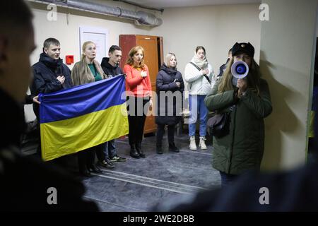 Natalia Mikhailenko (con megafono) direttrice del Centro regionale di istruzione Patriottica di Odesa parla agli studenti dell'Università statale degli affari interni di Odesa in un rifugio antiaereo durante un raid aereo nel giorno dell'unità dell'Ucraina in via Kanatnaya. Gli eventi all'aperto programmati in onore del giorno dell'unità dell'Ucraina sono stati spostati in un rifugio antiaereo a causa di un allarme antiaereo.la legge sull'unificazione è stato un accordo firmato il 22 gennaio 1919, dalla Repubblica Popolare Ucraina e dalla Repubblica Popolare Ucraina Occidentale in Piazza Santa Sofia a Kiev. Dal 1999 il giorno dell'unità dell'Ucraina, celebrato ogni y Foto Stock