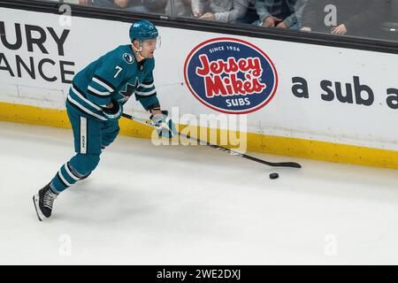 Los Angeles, USA. 22 gennaio 2024. Hockey su ghiaccio, campionato professionistico NHL, Los Angeles Kings - San Jose Shakrs, round principale, crypto.com Arena. Il giocatore nazionale di hockey su prato Nico Sturm dei San Jose Sharks gestisce il disco. Credito: Maximilian Haupt/dpa/Alamy Live News Foto Stock