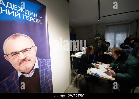 St Pietroburgo, Russia. 21 gennaio 2024. Le persone della sede della campagna elettorale del candidato presidenziale, Boris Nadezhdin del partito dell'iniziativa civile, firmano il suo sostegno. Le elezioni presidenziali russe del 2024 si svolgeranno nell'arco di tre giorni dal 15 al 17 marzo. In totale, Nadezhdin ha bisogno di raccogliere 100 mila firme a sostegno della sua nomina alla presidenza della Federazione russa per la Commissione elettorale centrale della Russia per registrarlo come candidato alle elezioni. Credito: SOPA Images Limited/Alamy Live News Foto Stock