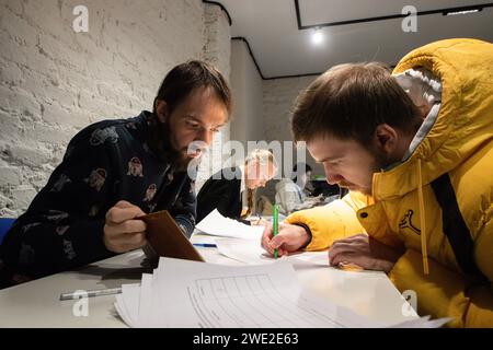 St Pietroburgo, Russia. 21 gennaio 2024. Le persone della sede della campagna elettorale del candidato presidenziale, Boris Nadezhdin del partito dell'iniziativa civile, firmano il suo sostegno. Le elezioni presidenziali russe del 2024 si svolgeranno nell'arco di tre giorni dal 15 al 17 marzo. In totale, Nadezhdin ha bisogno di raccogliere 100 mila firme a sostegno della sua nomina alla presidenza della Federazione russa per la Commissione elettorale centrale della Russia per registrarlo come candidato alle elezioni. Credito: SOPA Images Limited/Alamy Live News Foto Stock