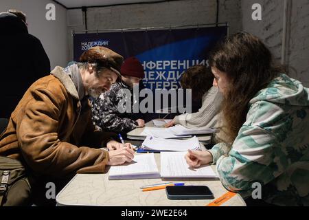 St Pietroburgo, Russia. 21 gennaio 2024. Le persone della sede della campagna elettorale del candidato presidenziale, Boris Nadezhdin del partito dell'iniziativa civile, firmano il suo sostegno. Le elezioni presidenziali russe del 2024 si svolgeranno nell'arco di tre giorni dal 15 al 17 marzo. In totale, Nadezhdin ha bisogno di raccogliere 100 mila firme a sostegno della sua nomina alla presidenza della Federazione russa per la Commissione elettorale centrale della Russia per registrarlo come candidato alle elezioni. Credito: SOPA Images Limited/Alamy Live News Foto Stock