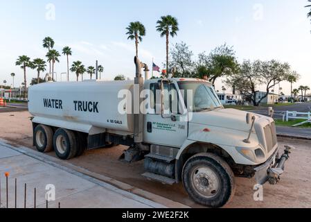 Autocarro articolato bianco parcheggiato in un cantiere stradale a McAllen, Texas, Stati Uniti. Foto Stock