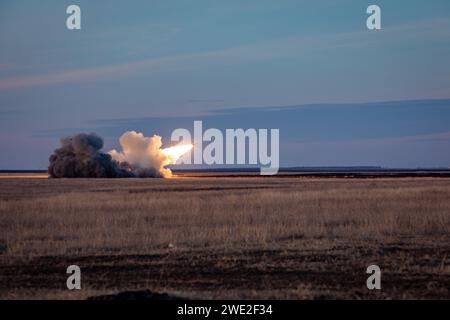 Romania. 17 gennaio 2024. Un M142 High Mobility Artillery Rocket System si attiva dalla Smardan Training area, situata nella contea di Galati, Moldavia occidentale, Romania, a gennaio. 17, 2024. I razzi di pratica a raggio ridotto sono stati lanciati dall'8th Field Artillery Brigade rumena, e supportato dall'US Army 4th Battalion, 4th Security Forces Assistance Brigade, unita alla Task Force 82 l'esercitazione di artiglieria ha dato ai membri dell'equipaggio di artiglieria l'opportunità di condurre missioni di fuoco sull'HIMARS per aumentare la prontezza e la competenza sulla piattaforma di combattimento. (Immagine di credito: © U.S. Army/ZUMA Press Wi Foto Stock