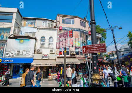 Edifici commerciali storici sulla Beyazit Plaza nel quartiere di Fatih vicino al Grand Bazaar di Istanbul, Turchia. La storica Istanbul è patrimonio dell'umanità dell'UNESCO Foto Stock
