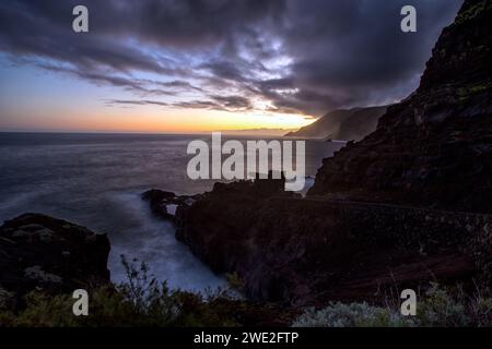 Tramonto sulla costa ruvida (la Fajana) nel nord dell'isola di la Palma (Canarie, Spagna) Foto Stock