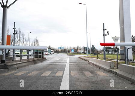 Castelsarrasin, Francia. 22 gennaio 2024. Ingresso alla A62 bloccato, direzione Tolosa, Bordeaux. FNSEA e Tarn-et-Garonne i giovani agricoltori si radunano e bloccano sulla superstrada A62 a Castelsarrasin, direzione Tolosa Bordeaux. Francia, Castelsarrasin 22 gennaio 2024. Foto di Patricia Huchot-Boissier/ABACAPRESS.COM Credit: Abaca Press/Alamy Live News Foto Stock