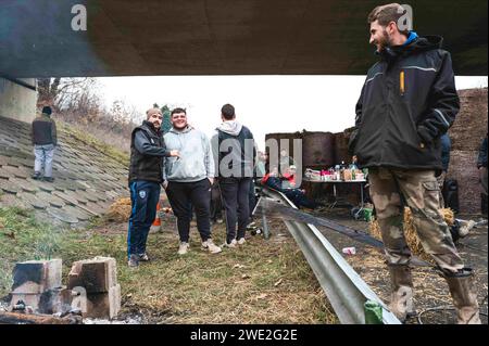 Castelsarrasin, Francia. 22 gennaio 2024. Giovani agricoltori sotto il ponte dell'autostrada A62. FNSEA e Tarn-et-Garonne i giovani agricoltori si radunano e bloccano sulla superstrada A62 a Castelsarrasin, direzione Tolosa Bordeaux. Francia, Castelsarrasin 22 gennaio 2024. Foto di Patricia Huchot-Boissier/ABACAPRESS.COM Credit: Abaca Press/Alamy Live News Foto Stock