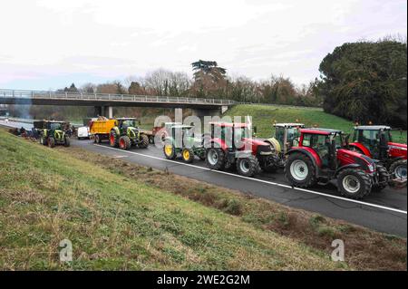 Castelsarrasin, Francia. 22 gennaio 2024. Linea di trattori che blocca l'A62. FNSEA e Tarn-et-Garonne i giovani agricoltori si radunano e bloccano sulla superstrada A62 a Castelsarrasin, direzione Tolosa Bordeaux. Francia, Castelsarrasin 22 gennaio 2024. Foto di Patricia Huchot-Boissier/ABACAPRESS.COM Credit: Abaca Press/Alamy Live News Foto Stock