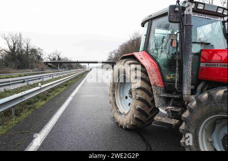 Castelsarrasin, Francia. 22 gennaio 2024. FNSEA e Tarn-et-Garonne i giovani agricoltori si radunano e bloccano sulla superstrada A62 a Castelsarrasin, direzione Tolosa Bordeaux. Francia, Castelsarrasin 22 gennaio 2024. Foto di Patricia Huchot-Boissier/ABACAPRESS.COM Credit: Abaca Press/Alamy Live News Foto Stock