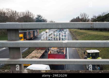 Castelsarrasin, Francia. 22 gennaio 2024. Linea di trattori che blocca l'A62. FNSEA e Tarn-et-Garonne i giovani agricoltori si radunano e bloccano sulla superstrada A62 a Castelsarrasin, direzione Tolosa Bordeaux. Francia, Castelsarrasin 22 gennaio 2024. Foto di Patricia Huchot-Boissier/ABACAPRESS.COM Credit: Abaca Press/Alamy Live News Foto Stock