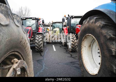 Castelsarrasin, Francia. 22 gennaio 2024. Linea di trattori che blocca l'A62. FNSEA e Tarn-et-Garonne i giovani agricoltori si radunano e bloccano sulla superstrada A62 a Castelsarrasin, direzione Tolosa Bordeaux. Francia, Castelsarrasin 22 gennaio 2024. Foto di Patricia Huchot-Boissier/ABACAPRESS.COM Credit: Abaca Press/Alamy Live News Foto Stock