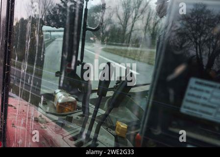 Castelsarrasin, Francia. 22 gennaio 2024. FNSEA e Tarn-et-Garonne i giovani agricoltori si radunano e bloccano sulla superstrada A62 a Castelsarrasin, direzione Tolosa Bordeaux. Francia, Castelsarrasin 22 gennaio 2024. Foto di Patricia Huchot-Boissier/ABACAPRESS.COM Credit: Abaca Press/Alamy Live News Foto Stock