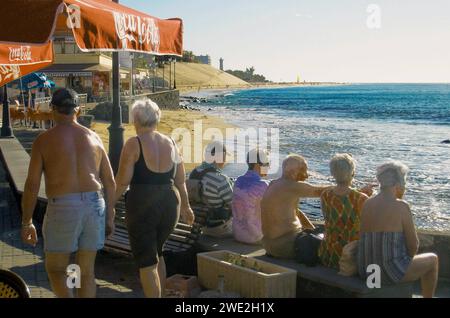 Deutsche Urlauber Rentner - gesehen am Strand in Morro Jable auf Fuerteventura/Süd AM 18.01.2011 *** pensionato di vacanza tedesco visto sulla spiaggia di Morro Jable a Fuerteventura Sud il 18 01 2011 Foto Stock