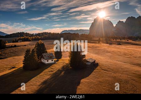 Alpe di Siusi, Italia - Vista aerea di un cottage alpen all'Alpe di Siusi, un altopiano dolomitico in provincia di alto Adige, nella catena montuosa delle Dolomiti, su un Foto Stock