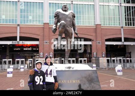 BALTIMORE, MARYLAND, 20 GENNAIO: Statua dell'ex linebacker dei Baltimore Ravens Ray Lewis al M&T Bank Stadium il 20 gennaio 2024 a Baltimora, Maryland. Foto Stock