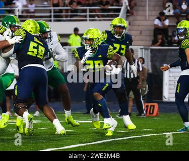 Honolulu, Hawaii, USA. 19 gennaio 2024. Il running back della squadra Makai Caden Durham #29, un impegno della LSU, gestisce la palla durante la vetrina di football della scuola superiore Polynesian Bowl al Kunuiakea Stadium nel campus di Kapalama delle scuole Kamehameha a Honolulu, Hawaii. Glenn Yoza/CSM/Alamy Live News Foto Stock