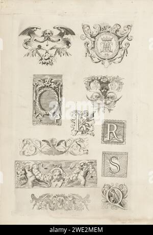 Vari disegni ornamentali, Samuel Henri Mendes da Costa, 1855 - 1923 stampa undici disegni diversi per iniziali, monogrammi e vignette decorative. Incisione su carta di Amsterdam iniziale. combinazioni di lettere come parole letterarie, anagramma, quadratino, monogramma, ecc. Foto Stock