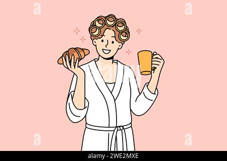 La donna apprezza la colazione mattutina a base di croissant fresco e caffè in tazza, in piedi in accappatoio e arricciacapelli sui capelli. Concezione Good Morning o importanza di svegliarsi in stato d'animo positivo per raggiungere il successo nella vita Illustrazione Vettoriale