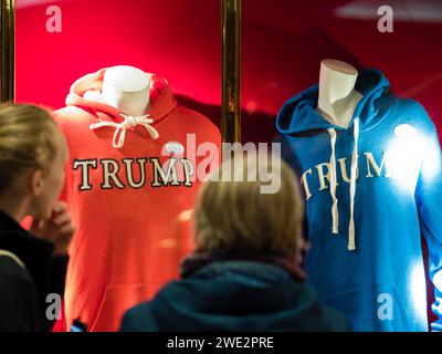 New York, Stati Uniti d'America - 30 aprile 2023: La gente sta dando un'occhiata al merchandise dei fan di Donald Trump in vendita all'interno della Trump Tower di Manhattan, New York. Foto Stock