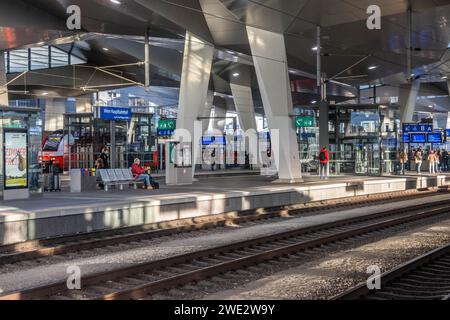 VIENNA, AUSTRIA - 21 novembre 2023: Piattaforma presso la stazione centrale di Vienna in Austria Foto Stock
