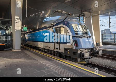 VIENNA, AUSTRIA - 21 novembre 2023: Piattaforma presso la stazione centrale di Vienna in Austria Foto Stock