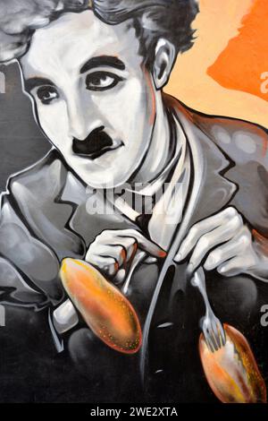 Charlie Chaplin la danza della corsa all'oro dei rotoli murale graffiti a Sofia, Bulgaria, Europa orientale, Balcani, UE Foto Stock