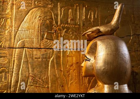 Cairo, Egitto - 14 novembre 2023: Santuario canopico di Tutankhamon esposto al Museo egizio del Cairo vicino a piazza Tahrir. Foto Stock