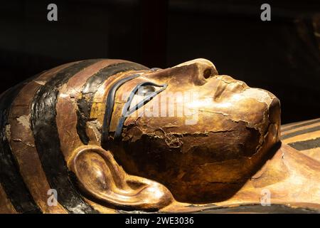Cairo, Egitto - 14 novembre 2023: Sarcofago di Yuya esposto al Museo egizio del Cairo vicino a piazza Tahrir. Foto Stock