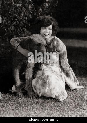 Clara Bow with a dog, foto di otto Dyar (Paramount, fine anni '1920) Foto Stock