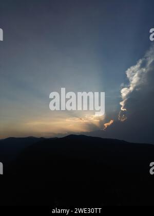 Un bellissimo tramonto sulla catena montuosa Foto Stock