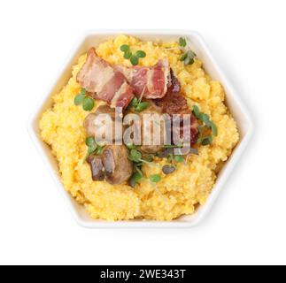 Farina di mais cotta con pancetta, funghi e microgreen in un recipiente isolato su bianco, vista dall'alto Foto Stock