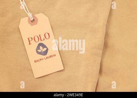 Leida, Paesi Bassi - 6 dicembre 2023: Etichetta di abbigliamento Polo Ralph Lauren su indumenti beige, vista dall'alto Foto Stock