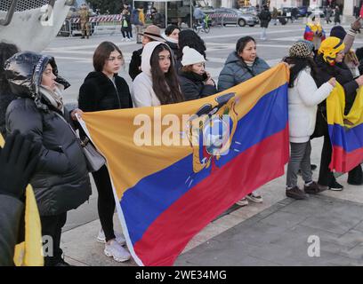 Milano manifestazione per la pace in Ecuador in piazza centrale, Lombardia, Italia Foto Stock