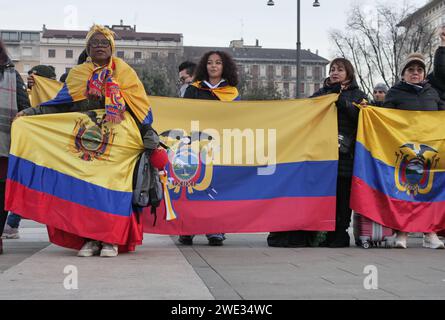 Milano manifestazione per la pace in Ecuador in piazza centrale, Lombardia, Italia Foto Stock