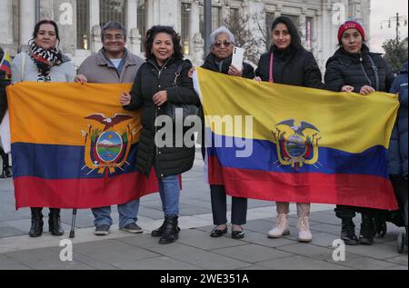 Milano manifestazione per la pace in Ecuador in piazza centrale, Lombardia, Italia Foto Stock