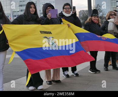 Milano manifestazione per la pace in Ecuador in piazza centrale, Lombardia, Italia Foto Stock