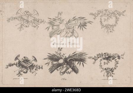 Trofei con strumenti musicali e rose, Johann Carl Schleich, 1769 - 1842 stampa tre trofei e disegni al tratto. A sinistra con trombe, un flauto in padella e rose. Al centro, con attributi che appartengono all'agricoltura, come gli angoli e una falce. Proprio con le rose. Pubblicazione numero 35. trofeo di incisione di carta, cioè: disposizione decorativa di oggetti simbolici o tipici  ornamento. strumenti musicali; gruppo di strumenti musicali. fiori: rosa. agricoltura Foto Stock