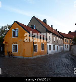 VISBY, SVEZIA, L'11 OTTOBRE 2019. Vista sulla strada dei vecchi edifici. Casa, case e negozi in città. Uso editoriale. Foto Stock