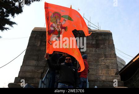 Non esclusiva: 22 gennaio 2024, Srinagar Kashmir, India: Un devoto indù onora una bandiera religiosa al Tempio di Shankaracharya durante l'inaugurazione di n Foto Stock